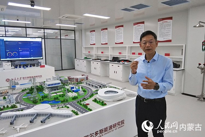 张信荣教授介绍零碳机场核心技术。人民网记者 赵梦月摄