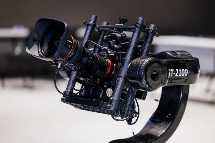 EOS C400搭配佳能CN5×11 IAS T镜头在轨道等特种设备上作业