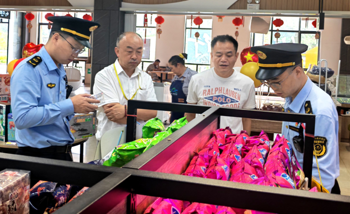 执法人员在一高速公路服务区检查食品质量。
