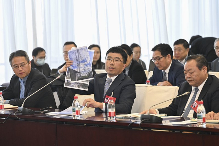 上海两会，洪程栋代表在专题审议会上就“高层建筑消防安全“发言。本报记者 张驰 摄