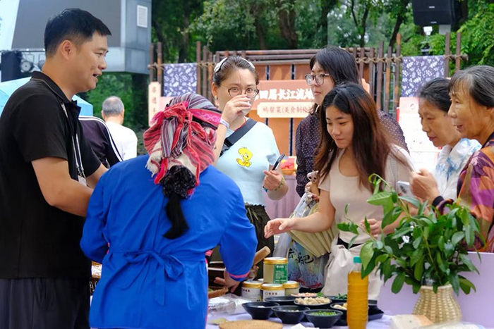 市民打卡非遗美食展。芜湖市委宣传部供图