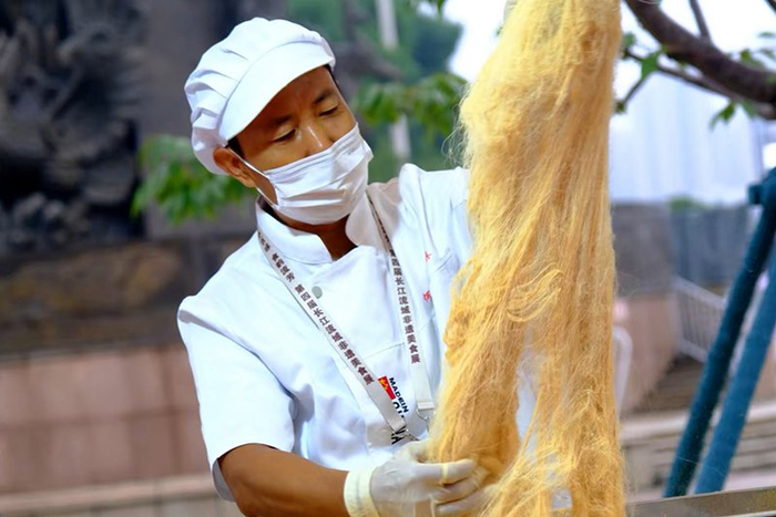 手艺人现场展示非遗龙须酥制作技艺。芜湖市委宣传部供图