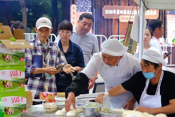 市民排队等候尝鲜。芜湖市委宣传部供图