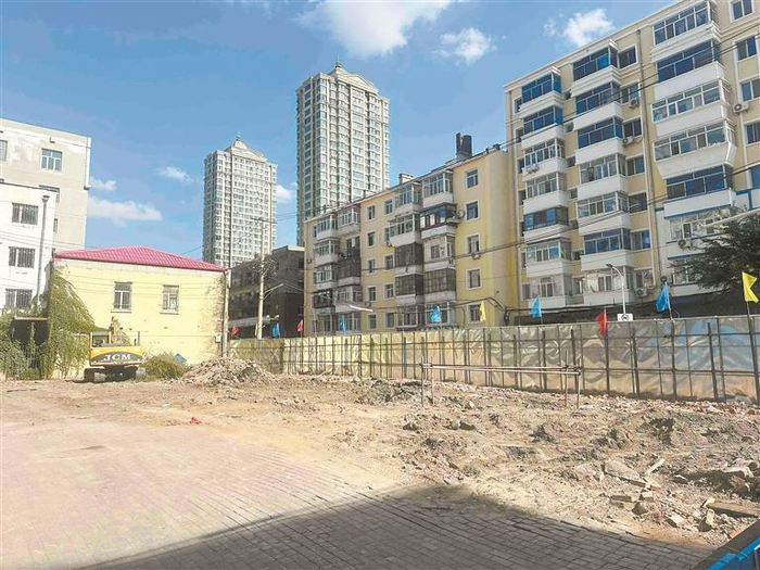     长春街25号原有老旧住宅完成拆除。