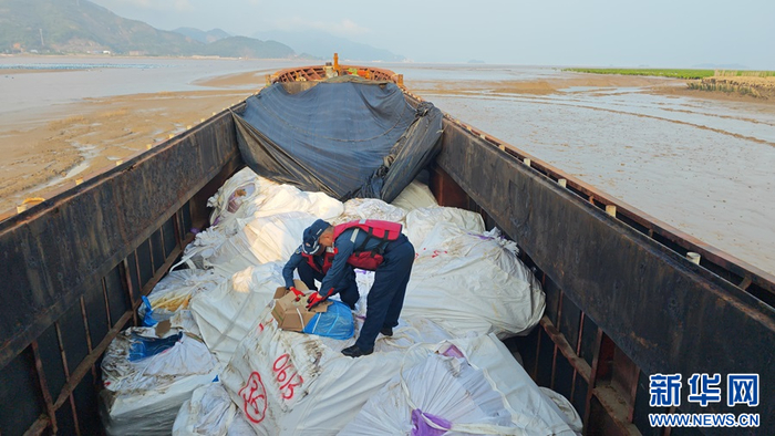 海警执法员清点走私冻品数量。新华网发（福州海警局供图）