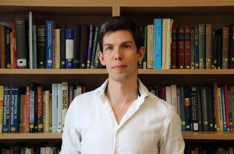 詹姆斯・梅纳德 图片来源：牛津大学官网