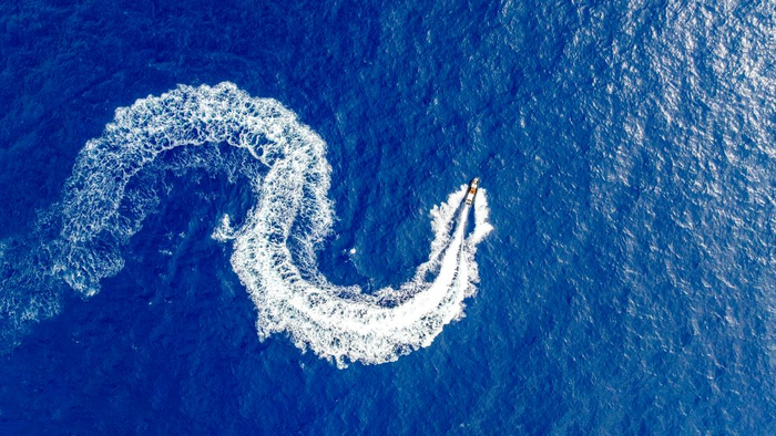   7月18日，中国海警海陵舰执法员在进行小艇巡逻、警戒演练（无人机照片）。
