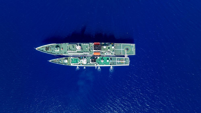   7月8日，海警海陵舰（上）与大吉舰在南海黄岩岛海域进行人员物资过驳作业（无人机照片）。