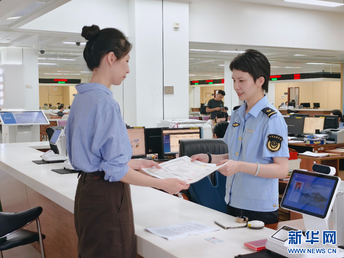   福州首张搭载“企业码”的新版营业执照核发。新华网发（福州市市场监督管理局供图）