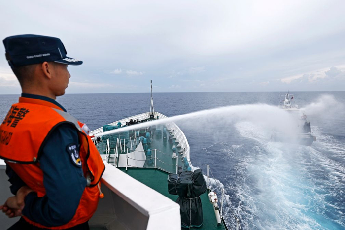   7月24日，我海警舰对菲律宾渔业与水产资源局3001号公务船实施水炮攻击。