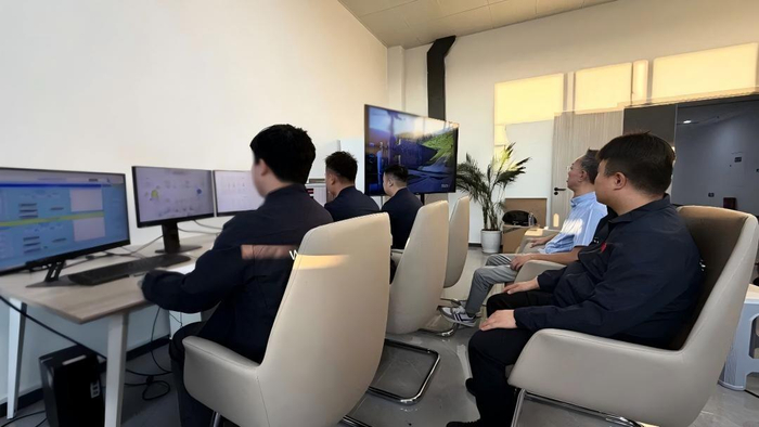 图：微光启航团队在测控后台核对试验数据