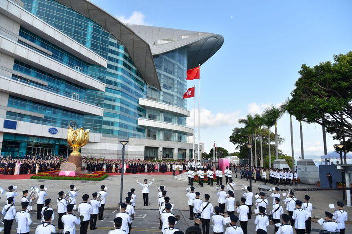 10月1日上午，香港特区政府举行升旗仪式，庆祝中华人民共和国成立77周年。新华社记者 陈铎 摄
