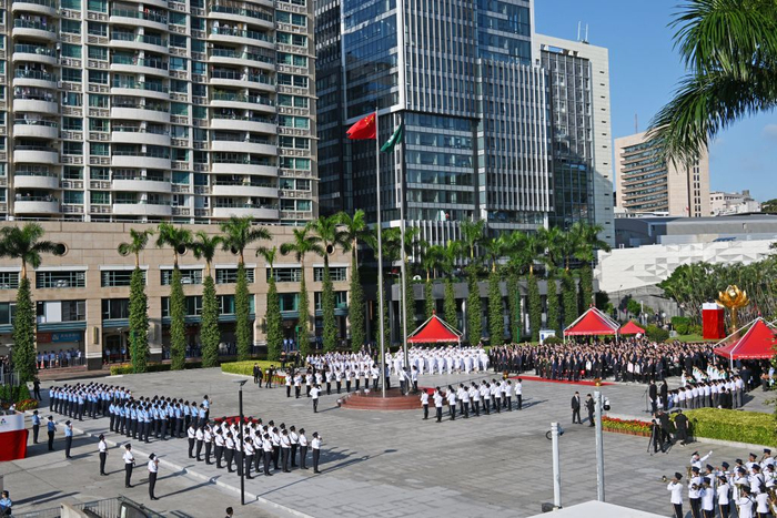 10月1日，澳门特别行政区政府在金莲花广场隆重举行升旗仪式。新华社发