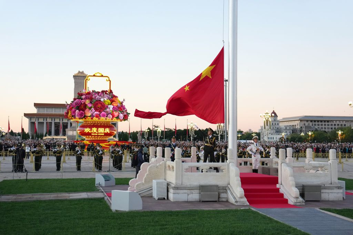 10月1日清晨，隆重的升国旗仪式在北京天安门广场举行，庆祝中华人民共和国成立77周年。新华社记者 鞠焕宗 摄