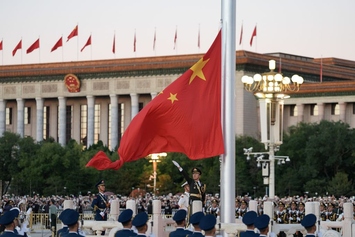 10月1日清晨，隆重的升国旗仪式在北京天安门广场举行，庆祝中华人民共和国成立77周年。新华社记者 谢晗 摄