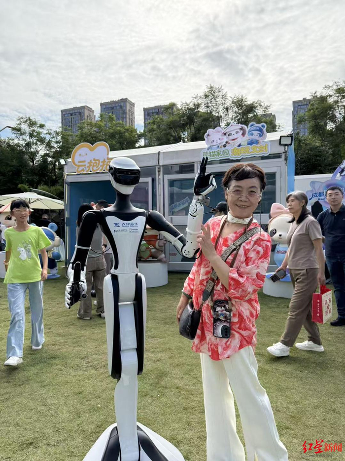 “赛博试验场·数字装备展”，不少市民游客正在打卡拍照