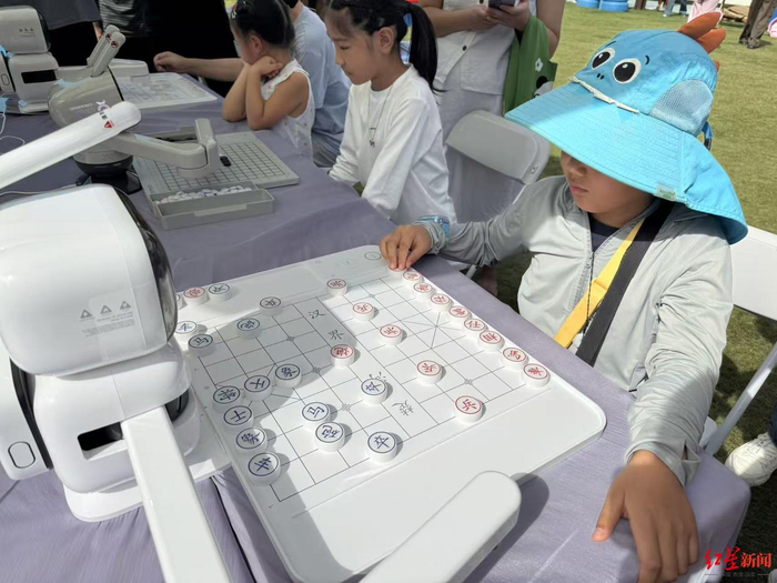 市民和AI下棋机器人“较量”