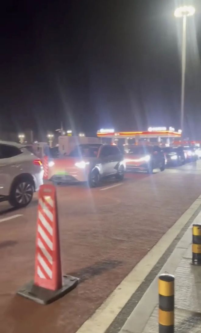 高速服务区充电排队 图源：网络视频截图