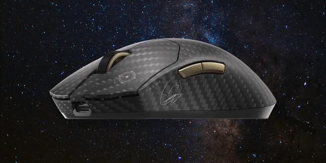 ▲ 圣剑 SABRE v2 PRO CARBON FIBER WIRELESS 游戏鼠标 Gumayusi 限量版
