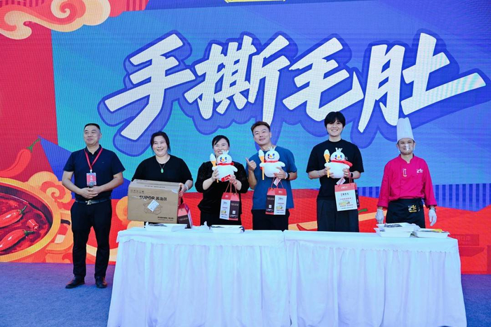 邀请市民游客亲身参与“手撕毛肚”体验