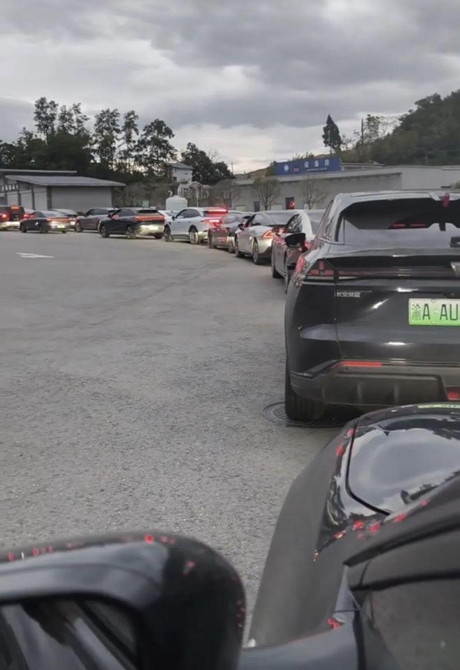 高速路服务区排队状态 图源：视频截图