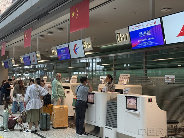 东航优化出行保障流程，增开值机柜台、加强现场人手，强化保障力量（东航供图）