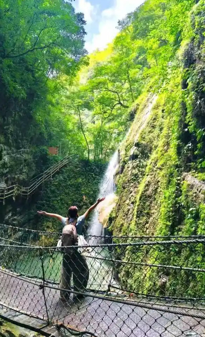 ▲游客在金刀峡休闲游玩。图片来自重庆文旅集团