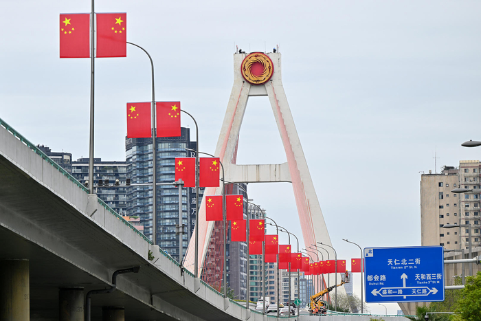 ▲国庆佳节，成都街头五星红旗迎风舒展，为城市披上“中国红”盛装。图据视觉中国