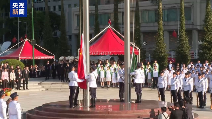 　　仪仗队高奏国歌，国旗和区旗冉冉升起，迎风飘扬。