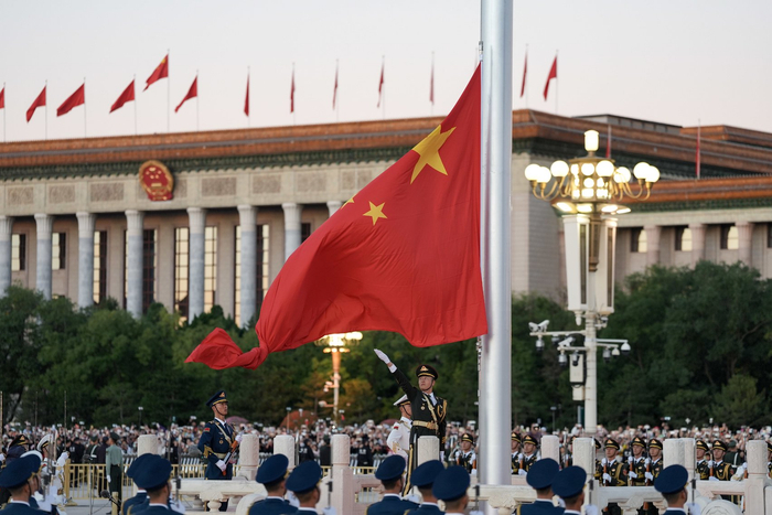 10月1日清晨，隆重的升国旗仪式在北京天安门广场举行，庆祝中华人民共和国成立77周年。新华社记者 谢晗 摄