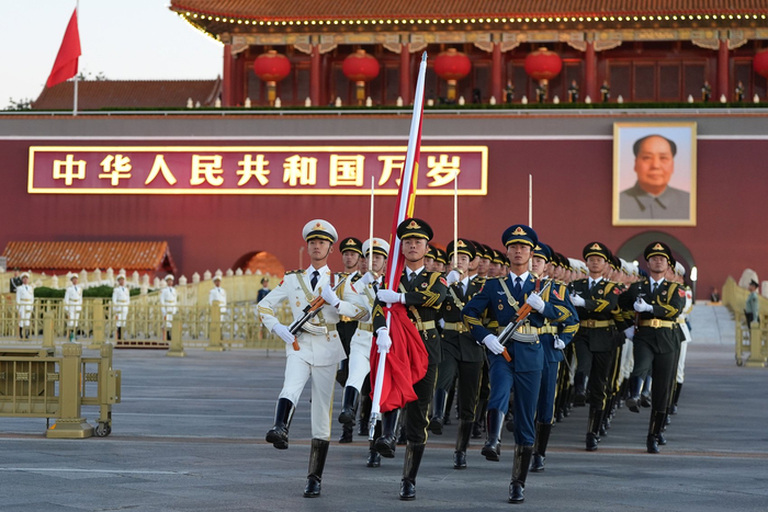 10月1日清晨，隆重的升国旗仪式在北京天安门广场举行，庆祝中华人民共和国成立77周年。新华社记者 鞠焕宗 摄