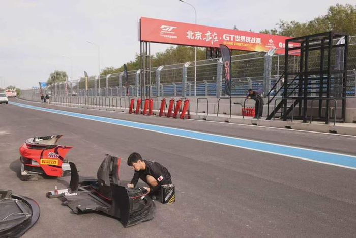 赛道全线设施布设完毕，配套嘉年华场景加紧布置。新京报记者 李木易 摄