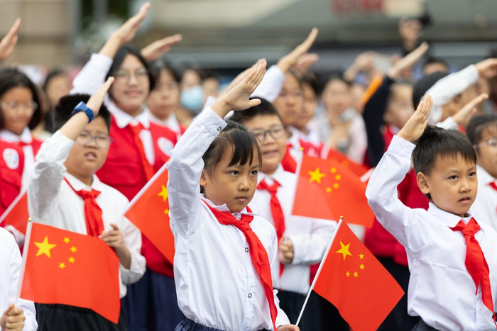 10月1日，江苏省南京雨花台烈士陵园举行升国旗仪式。新华社发（胡潇 摄）