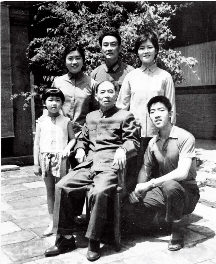 1976年7月4日，茅盾八十寿辰，与家人在所住小院内合影。图/《父亲茅盾的晚年》