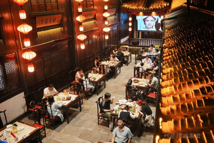 图为游客在柯桥历史文化街区品尝绍兴美食