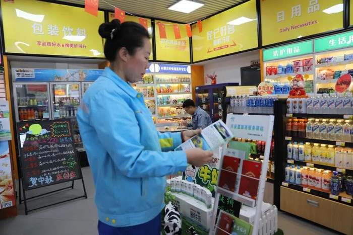 杨阳在“兴安盟旅游服务驿站”整理旅游手册