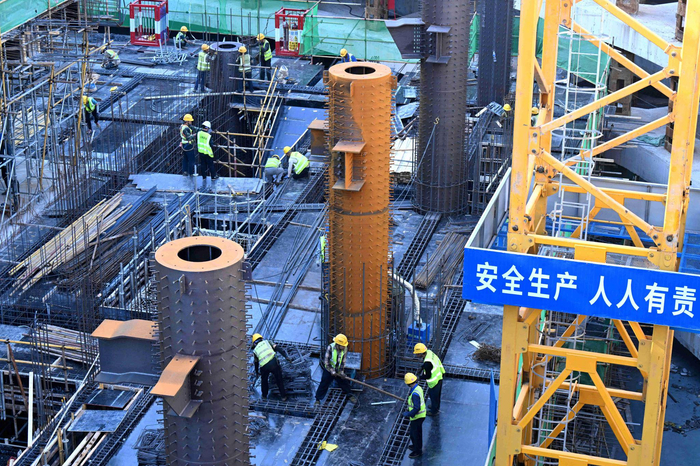   10月1日，工人在河北省石家庄市高铁片区项目工地现场施工。 新华社发（陈其保摄） 