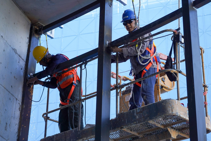   10月1日，在山东省疾病预防控制中心新址建设项目工地，中建三局建设者在安装窗户。 新华社记者 朱峥 摄 