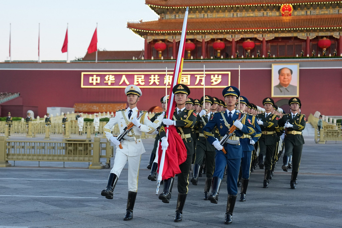   10月1日清晨，隆重的升国旗仪式在北京天安门广场举行，庆祝中华人民共和国成立77周年。新华社记者 鞠焕宗 摄 