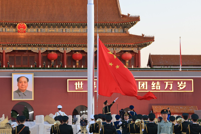   10月1日清晨，隆重的升国旗仪式在北京天安门广场举行，庆祝中华人民共和国成立77周年。新华社记者 殷刚 摄 