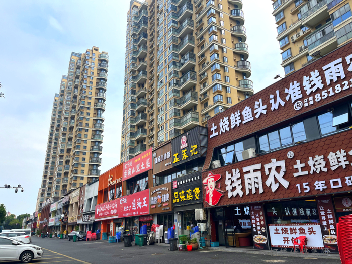 图为纺都路万达中心“夜宵一条街”