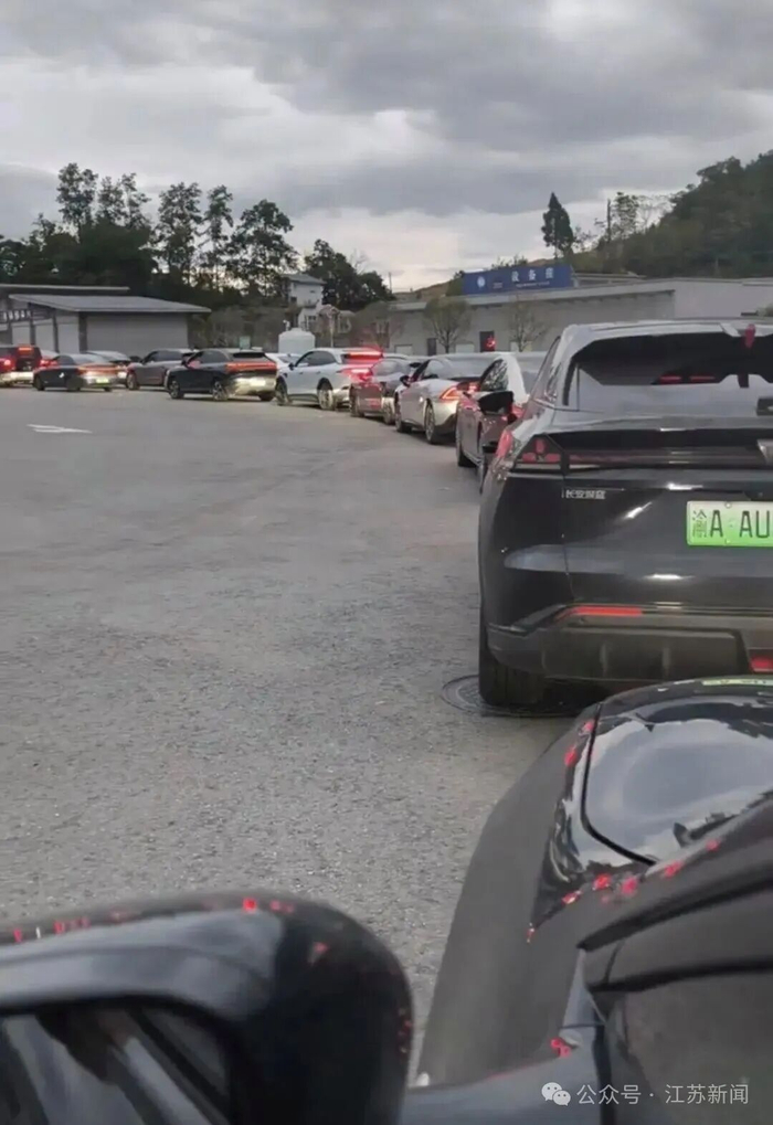 高速路服务区排队状态 图源：视频截图