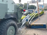 又撞了！台媒：台军一辆装甲车失控撞上道路分隔带，致使路灯杆断裂