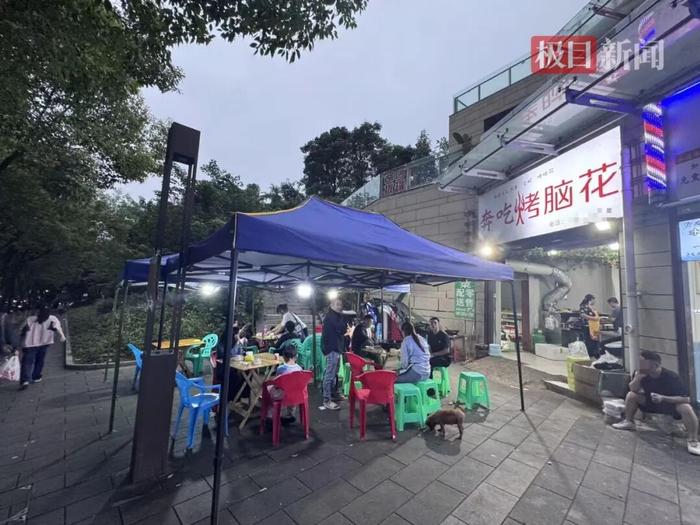 烧烤店外（极目新闻记者 邓波 摄）