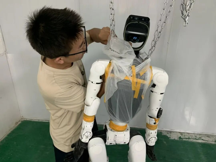 谢师傅2026年开始接触人形机器人的保养调试。 采访对象供图