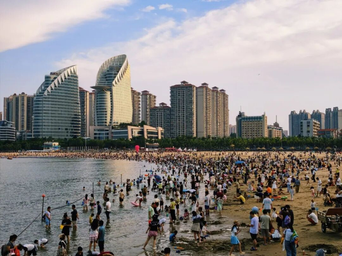金沙湾游人如织。 邓安祺 摄