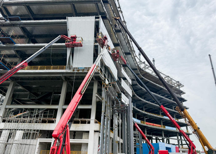   10月1日，工人在位于上海的中建三局格科集团总部项目工地施工。 新华社记者 丁汀 摄 