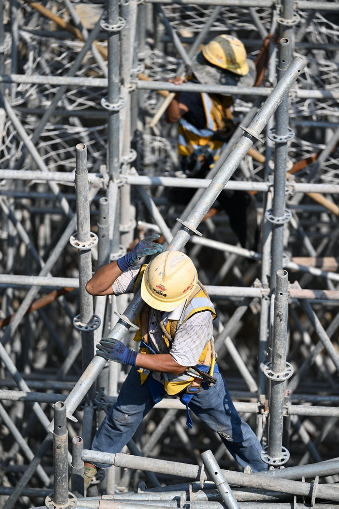   10月1日，中铁二十局的建设者在广西鱼宜高速公路建设工地施工。 新华社记者 黄孝邦 摄 