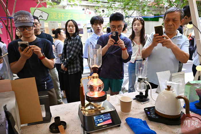游客在老成都烟火中邂逅新潮咖啡文化。
