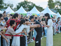 薛之谦草坪音乐分享会启幕，国庆到龙泉驿听歌逛市集